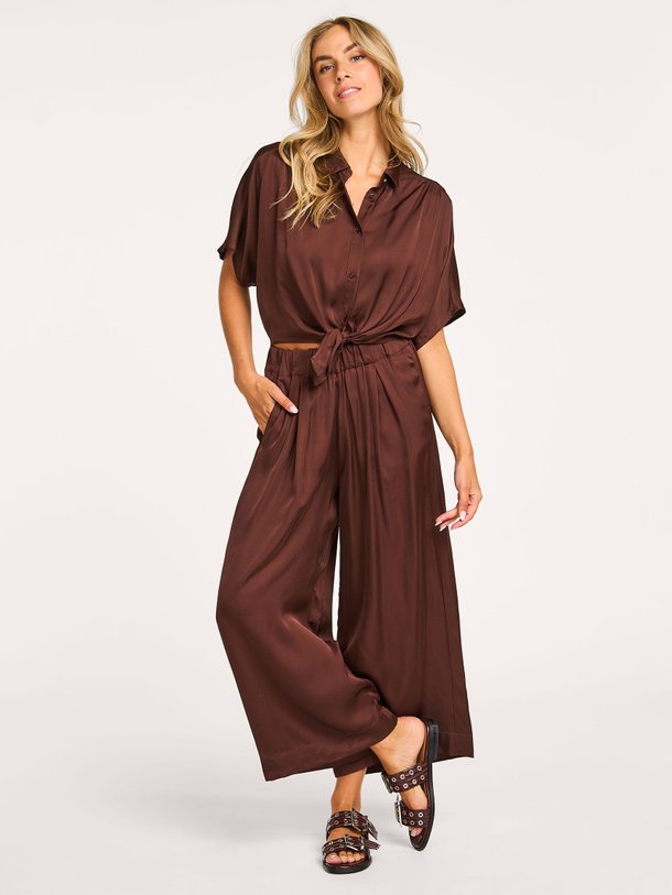 Ontdek de Alfassa viscose blouse van Sessun in de kleur bruin bij Orangebag. Op werkdagen voor 21:45 besteld, morgen in huis.