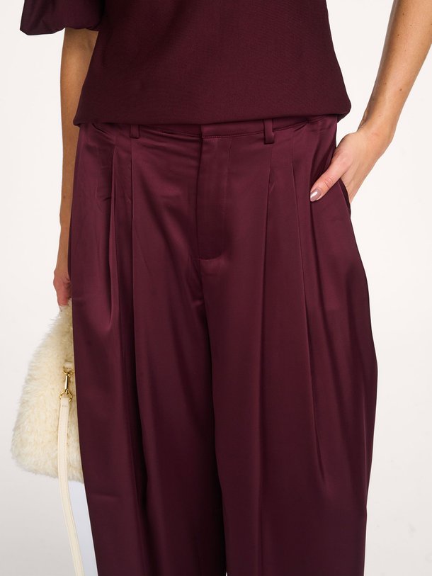 Ontdek de Rue geweven glanzende broek van Gestuz in de kleur bordeauxrood bij Orangebag. Op werkdagen voor 21:45 besteld, morgen in huis.