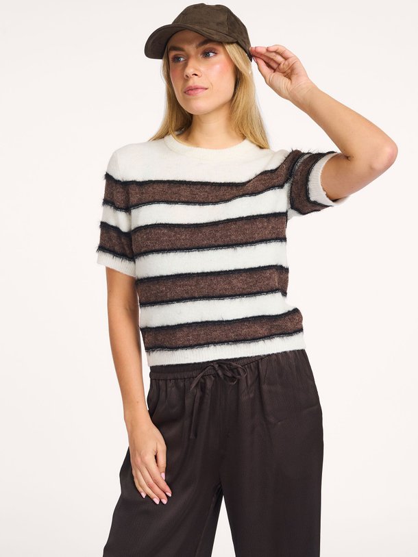 Ontdek de Sacian alpacamix gestreepte trui van Samsoe Samsoe in de kleur off-white bij Orangebag. Op werkdagen voor 21:45 besteld, morgen in huis.