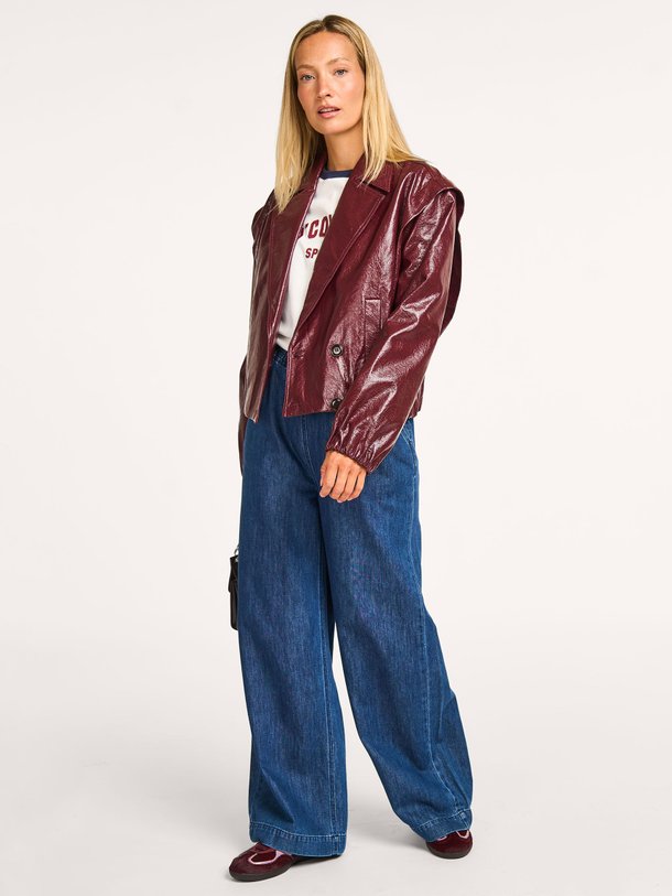 Ontdek de Azmina mid waist loose fit jeans van Co'Couture in de kleur donkerblauw bij Orangebag. Op werkdagen voor 21:45 besteld, morgen in huis.