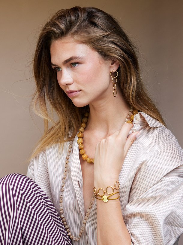 Ontdek de Vergulde halsketting met kralen van Ellen Beekmans in de kleur beige bij Orangebag. Op werkdagen voor 21:45 besteld, morgen in huis.