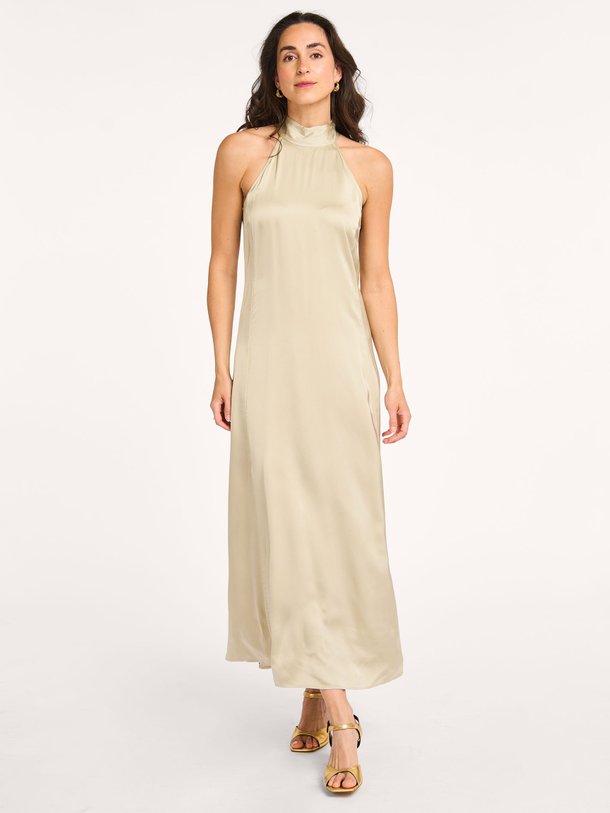 Ontdek de Sanettle eco vero viscose halterjurk van Samsoe Samsoe in de kleur champagne bij Orangebag. Op werkdagen voor 21:45 besteld, morgen in huis.