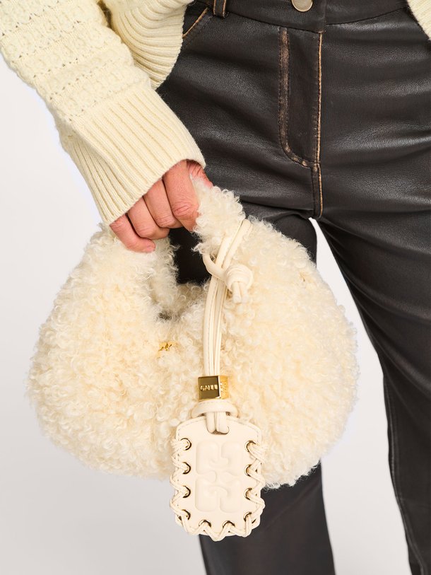 Ontdek de Hobo mini teddy schouder-/handtas van Ganni in de kleur off-white bij Orangebag. Op werkdagen voor 21:45 besteld, morgen in huis.