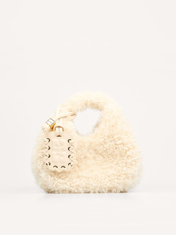 Ontdek de Hobo mini teddy schouder-/handtas van Ganni in de kleur off-white bij Orangebag. Op werkdagen voor 21:45 besteld, morgen in huis.