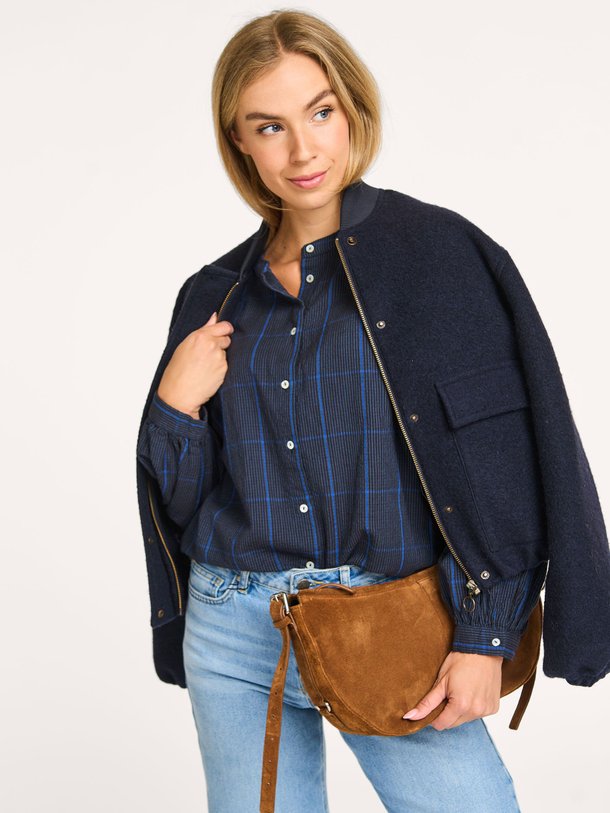 Ontdek de Rikki katoenen geruite blouse van By-Bar in de kleur donkerblauw bij Orangebag. Op werkdagen voor 21:45 besteld, morgen in huis.