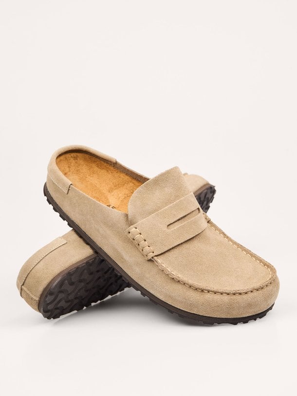 Ontdek de Naples suède instappers van Birkenstock in de kleur taupe bij Orangebag. Op werkdagen voor 21:45 besteld, morgen in huis.