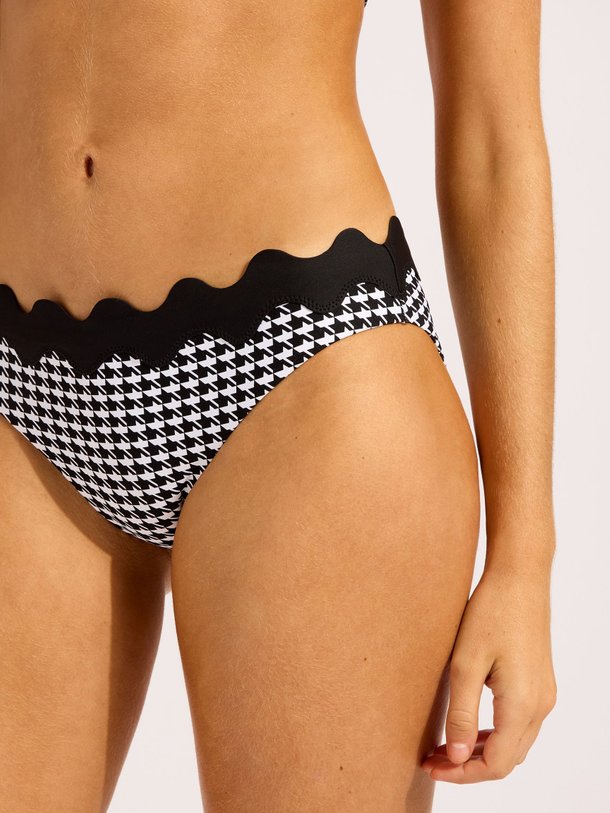 Ontdek de Gia Ric Rac Hipster Pant van Seafolly in de kleur zwart bij Orangebag. Op werkdagen voor 21:45 besteld, morgen in huis.