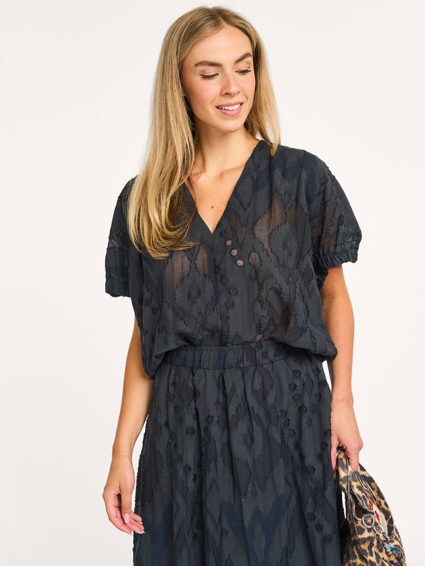 Ontdek de Mabel viscosemix top met borduursel van By-Bar in de kleur donkerblauw bij Orangebag. Op werkdagen voor 21:45 besteld, morgen in huis.