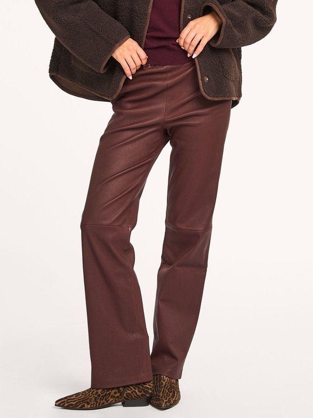 Ontdek de Ailis lederen broek van Studio AR in de kleur bordeauxrood bij Orangebag. Op werkdagen voor 21:45 besteld, morgen in huis.