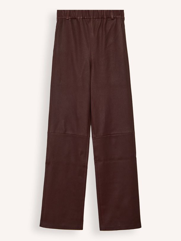 Ontdek de Ailis lederen broek van Studio AR in de kleur bordeauxrood bij Orangebag. Op werkdagen voor 21:45 besteld, morgen in huis.