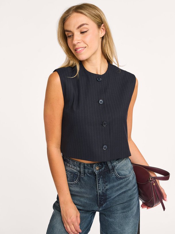 Ontdek de Nori viscosemix krijtstreep gilet van By-Bar in de kleur donkerblauw bij Orangebag. Op werkdagen voor 21:45 besteld, morgen in huis.