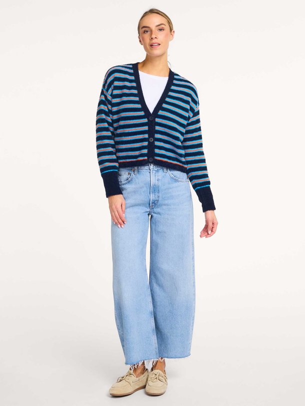 Ontdek de Pluzy fijngebreid gestreept vest van American Vintage in de kleur donkerblauw bij Orangebag. Op werkdagen voor 21:45 besteld, morgen in huis.