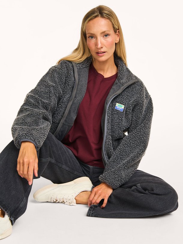 Ontdek de Hoktown geweven teddy jack van American Vintage in de kleur antraciet bij Orangebag. Op werkdagen voor 21:45 besteld, morgen in huis.