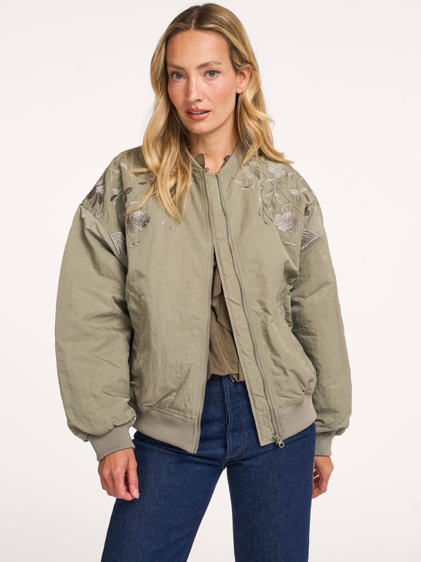 Ontdek de Geweven bomberjack van Summum in de kleur groen bij Orangebag. Op werkdagen voor 21:45 besteld, morgen in huis.