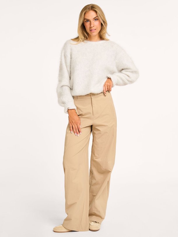 Ontdek de Niby alpacamix trui van American Vintage in de kleur lichtgrijs bij Orangebag. Op werkdagen voor 21:45 besteld, morgen in huis.