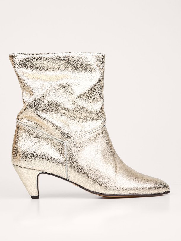 Ontdek de Jassi lederen metallic lage laarzen van Anonymous Copenhagen in de kleur champagne bij Orangebag. Op werkdagen voor 21:45 besteld, morgen in huis.