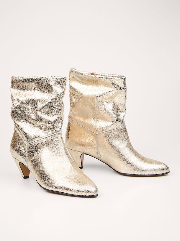 Ontdek de Jassi lederen metallic lage laarzen van Anonymous Copenhagen in de kleur champagne bij Orangebag. Op werkdagen voor 21:45 besteld, morgen in huis.