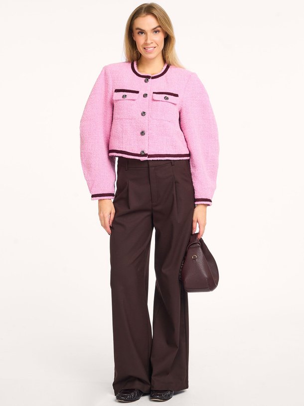 Ontdek de Sigrun wolmix bouclé jasje van Gestuz in de kleur roze bij Orangebag. Op werkdagen voor 21:45 besteld, morgen in huis.