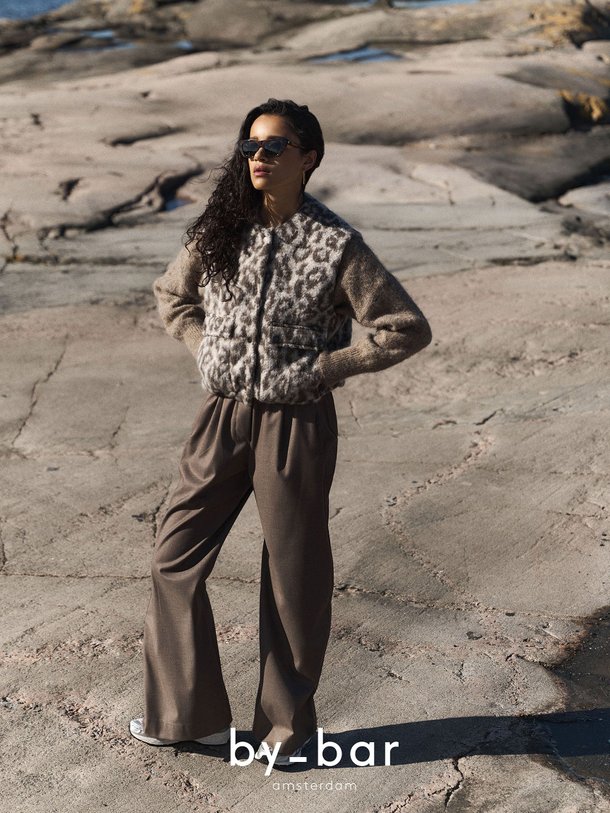 Ontdek de Wolmix gilet met leopard dessin van By-Bar in de kleur bruin bij Orangebag. Op werkdagen voor 21:45 besteld, morgen in huis.