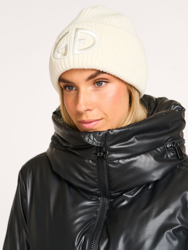 Ontdek de Valerie wolmix logo beanie van Goldbergh in de kleur crème bij Orangebag. Op werkdagen voor 21:45 besteld, morgen in huis.