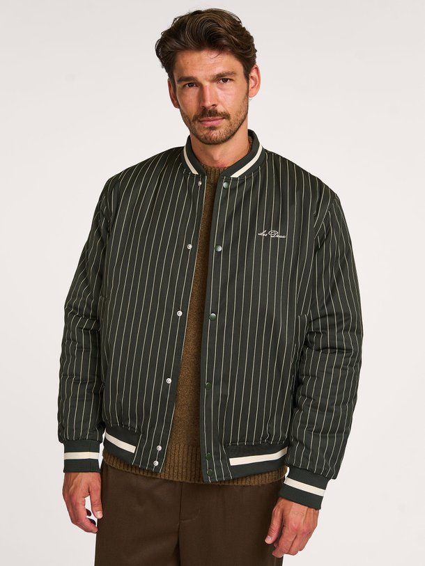 Ontdek de Varsity katoenmix gewatteerde jack van Les Deux in de kleur donkergroen bij Orangebag. Op werkdagen voor 21:45 besteld, morgen in huis.