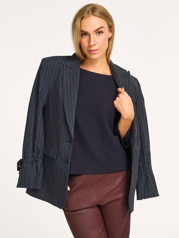 Ontdek de Sarah katoenenmix trui van Knit-ted in de kleur donkerblauw bij Orangebag. Op werkdagen voor 21:45 besteld, morgen in huis.