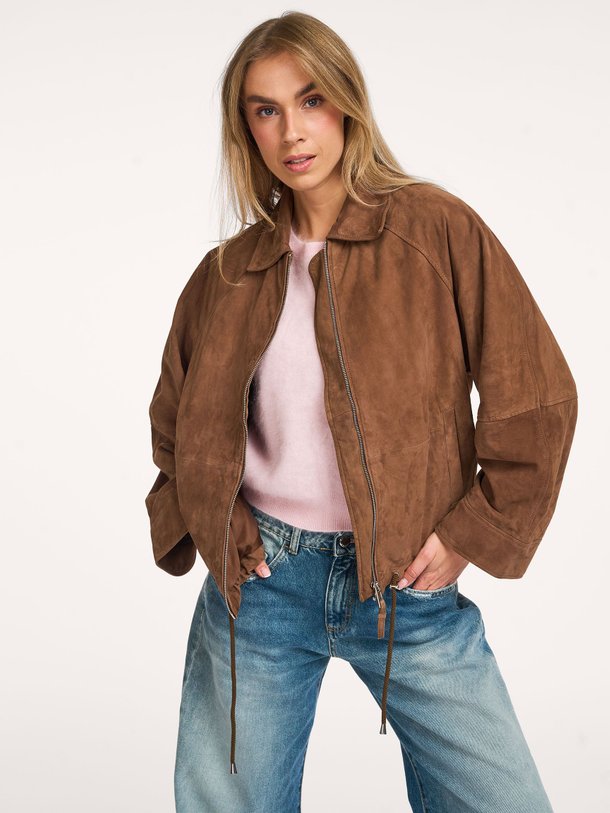 Ontdek de Paloma suède jack van Alter Ego in de kleur lichtbruin bij Orangebag. Op werkdagen voor 21:45 besteld, morgen in huis.