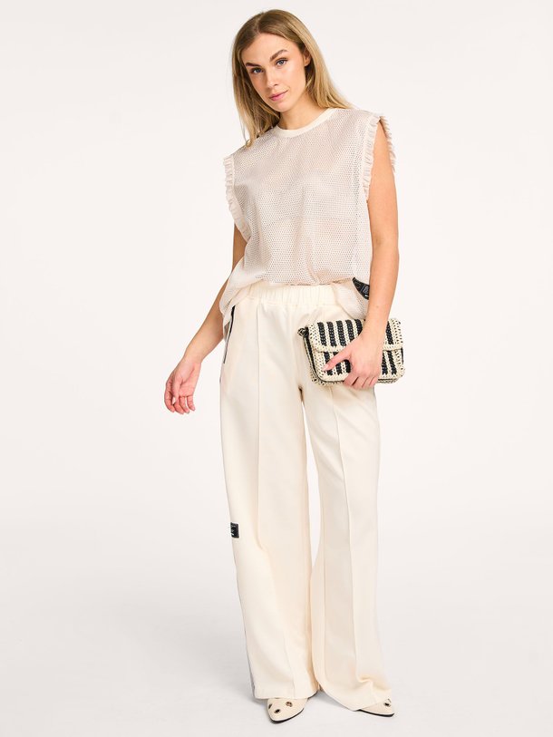 Ontdek de Geweven track broek met bies van Haute L'Amitié in de kleur crème bij Orangebag. Op werkdagen voor 21:45 besteld, morgen in huis.