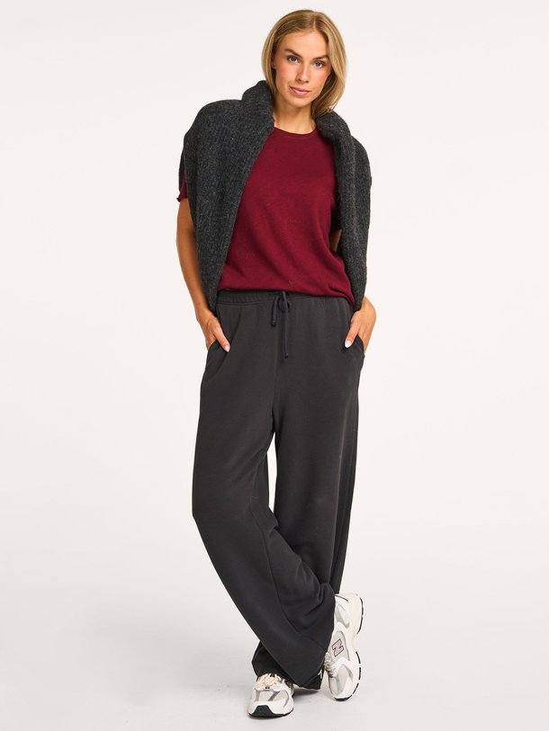 Ontdek de Atubay katoenmix joggingsbroek van American Vintage in de kleur antraciet bij Orangebag. Op werkdagen voor 21:45 besteld, morgen in huis.