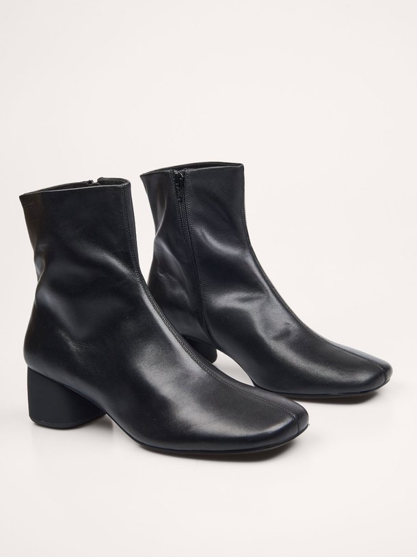 Ontdek de Livia lederen laarzen van Vagabond Shoemakers in de kleur zwart bij Orangebag. Op werkdagen voor 21:45 besteld, morgen in huis.