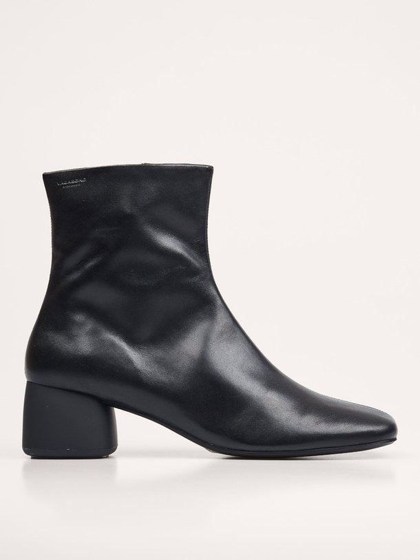 Ontdek de Livia lederen laarzen van Vagabond Shoemakers in de kleur zwart bij Orangebag. Op werkdagen voor 21:45 besteld, morgen in huis.