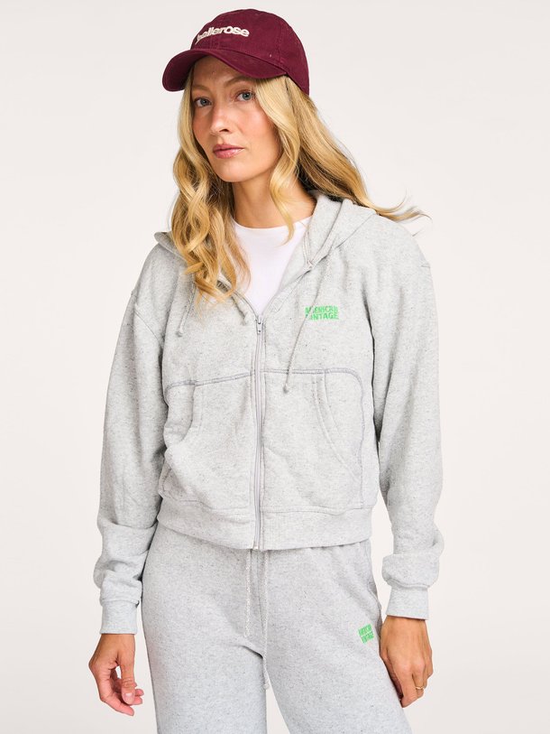 Ontdek de Evona viscosemix gemêleerd vest van American Vintage in de kleur grijs bij Orangebag. Op werkdagen voor 21:45 besteld, morgen in huis.