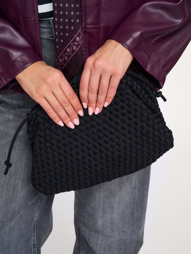 Ontdek de Gevlochten pouch van Marrea in de kleur zwart bij Orangebag. Op werkdagen voor 21:45 besteld, morgen in huis.