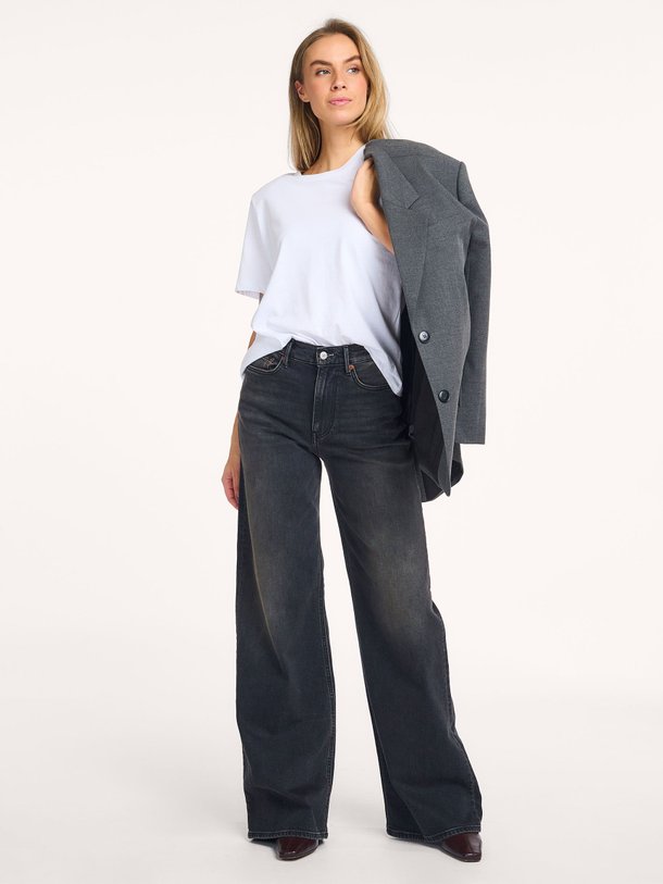 Ontdek de Miku high waist wide leg stretch jeans van Denham in de kleur zwart bij Orangebag. Op werkdagen voor 21:45 besteld, morgen in huis.