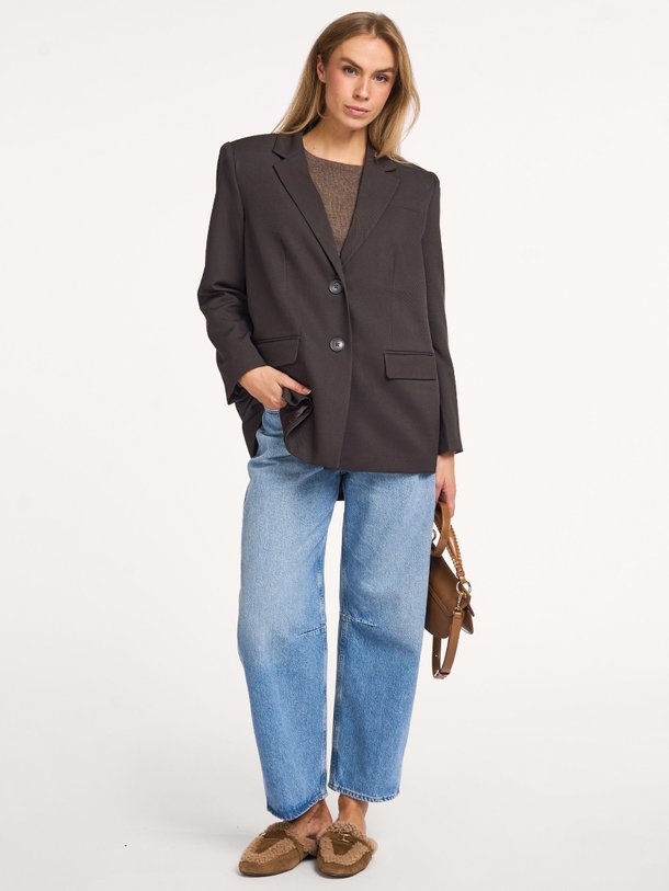 Ontdek de Disa geweven blazer van My Essential Wardrobe in de kleur donkerbruin bij Orangebag. Op werkdagen voor 21:45 besteld, morgen in huis.