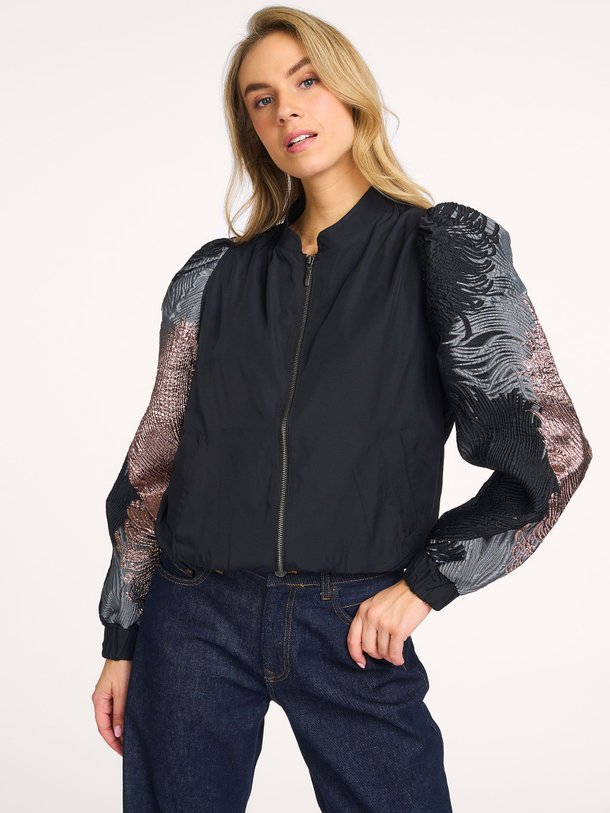 Ontdek de Geweven jacquard bomber jack van Summum in de kleur zwart bij Orangebag. Op werkdagen voor 21:45 besteld, morgen in huis.