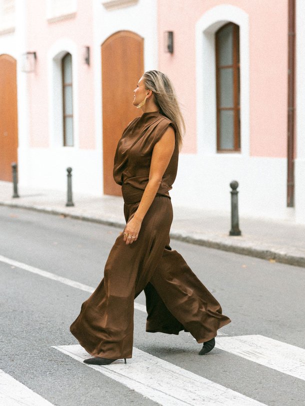 Ontdek de Cariño geweven wide leg satin-look broek van Bolina Island in de kleur donkerbruin bij Orangebag. Op werkdagen voor 21:45 besteld, morgen in huis.