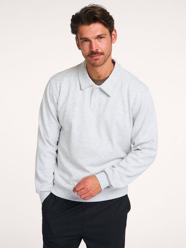Ontdek de Ben katoenmix polo sweater van Les Deux in de kleur lichtgrijs bij Orangebag. Op werkdagen voor 21:45 besteld, morgen in huis.