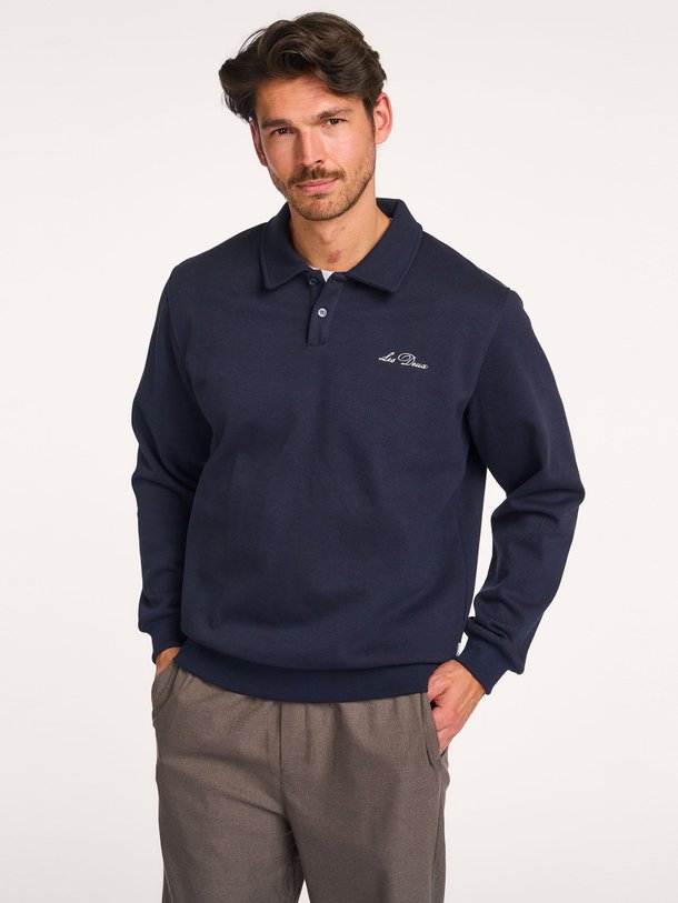 Ontdek de Ben katoenmix polo sweater van Les Deux in de kleur donkerblauw bij Orangebag. Op werkdagen voor 21:45 besteld, morgen in huis.