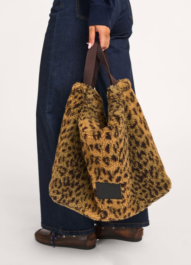 Ontdek de Hommie teddy leopard shopper van Bellerose in de kleur bruin bij Orangebag. Op werkdagen voor 21:45 besteld, morgen in huis.