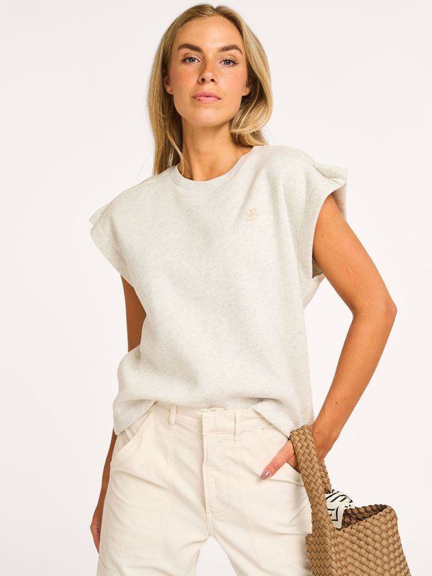 Ontdek de Mason katoenmix gemêleerde top van By-Bar in de kleur lichtgrijs bij Orangebag. Op werkdagen voor 21:45 besteld, morgen in huis.