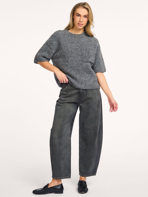 Ontdek de Jazzie mid waist barrel fit jeans van Closed in de kleur donkergrijs bij Orangebag. Op werkdagen voor 21:45 besteld, morgen in huis.