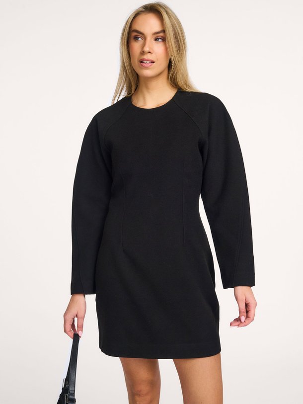 Ontdek de Avita viscosemix getailleerde jurk van Second Female in de kleur zwart bij Orangebag. Op werkdagen voor 21:45 besteld, morgen in huis.