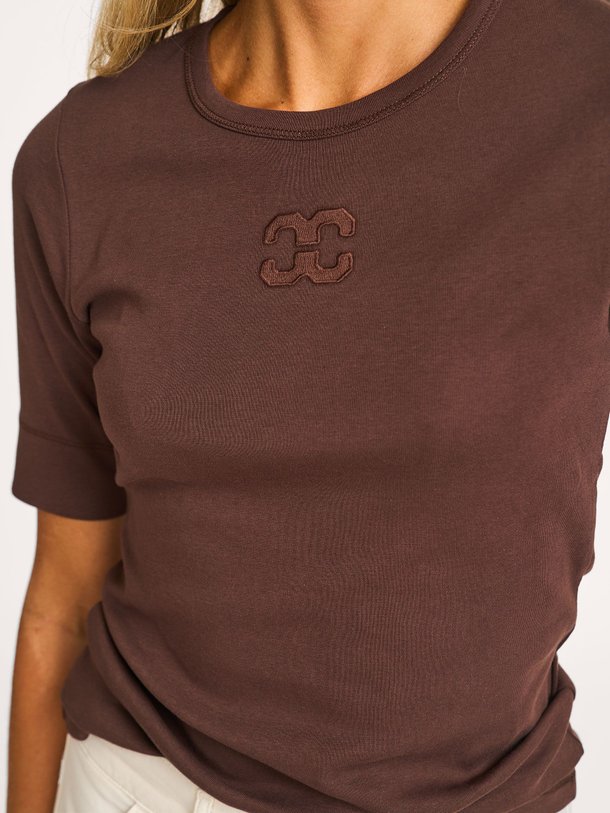 Ontdek de Granny organic cotton logo T-shirt van Co'Couture in de kleur donkerbruin bij Orangebag. Op werkdagen voor 21:45 besteld, morgen in huis.