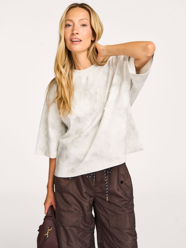 Ontdek de katoenmix logo T-shirt van Haute L'Amitié in de kleur lichtgrijs bij Orangebag. Op werkdagen voor 21:45 besteld, morgen in huis.