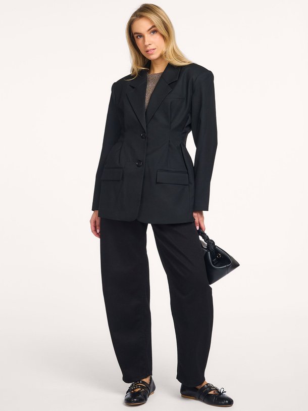 Ontdek de Paula viscosemix blazer van Gestuz in de kleur zwart bij Orangebag. Op werkdagen voor 21:45 besteld, morgen in huis.