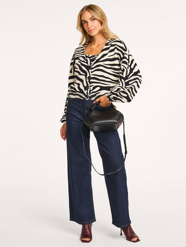 Ontdek de Zebba viscosemix vest met dessin van Gestuz in de kleur zwart bij Orangebag. Op werkdagen voor 21:45 besteld, morgen in huis.