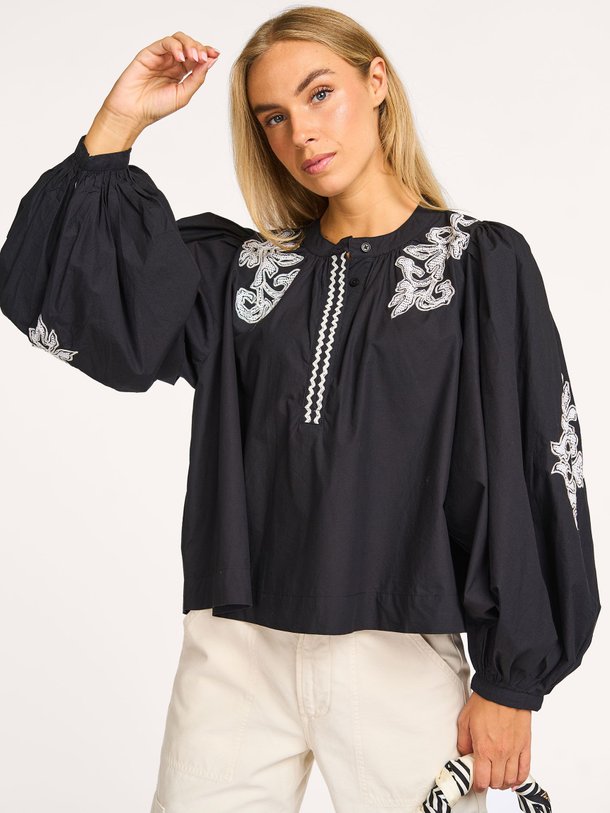 Ontdek de Helen organic cotton top van Alchemist in de kleur zwart bij Orangebag. Op werkdagen voor 21:45 besteld, morgen in huis.