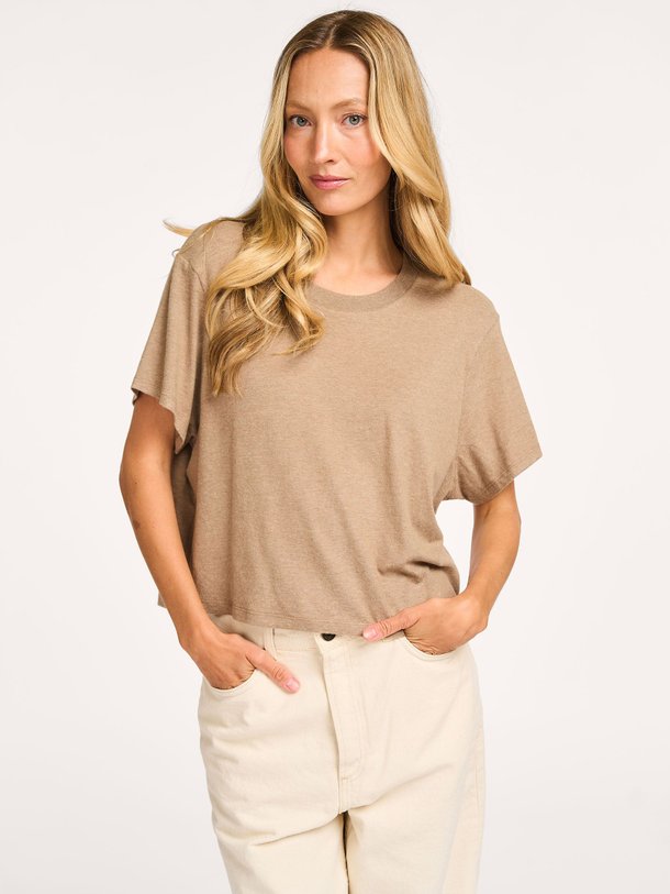 Ontdek de Ypawood katoenmix T-shirt van American Vintage in de kleur lichtbruin bij Orangebag. Op werkdagen voor 21:45 besteld, morgen in huis.