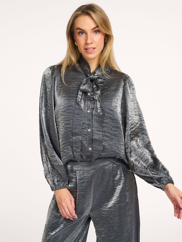 Ontdek de Viscosemix metallic blouse van Summum in de kleur grijs bij Orangebag. Op werkdagen voor 21:45 besteld, morgen in huis.